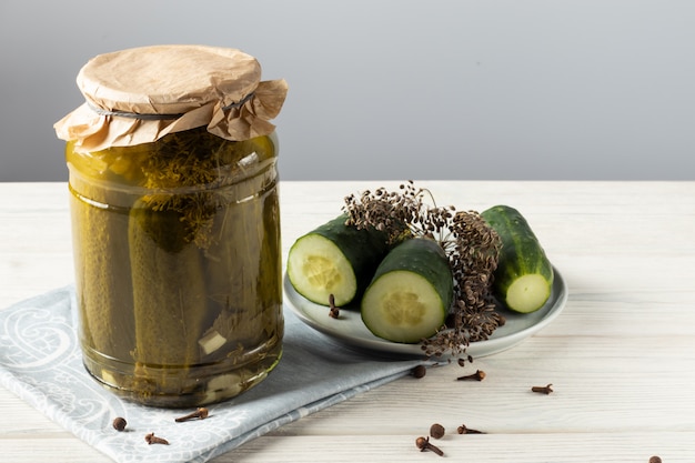 Augurken. Pickles. Gezouten Komkommers Stilleven Zelfgemaakte ingemaakte komkommers in een glazen pot
