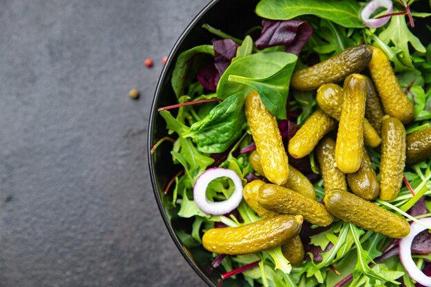 augurken salade komkommer zoute groene bladeren mix verse maaltijd snack op tafel kopieer ruimte eten