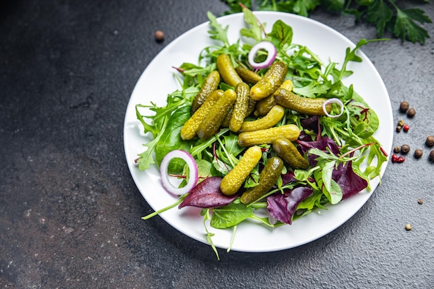 augurken salade komkommer zoute groene bladeren mix verse maaltijd snack op tafel kopieer ruimte eten