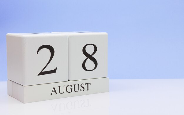 28 agosto giorno 28 del mese, calendario giornaliero sul tavolo bianco