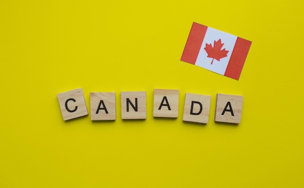 8月7日 - カナダの市民の祝日市民の日カナダの祝日旗木製の文字が描かれたミニマリストのバナー