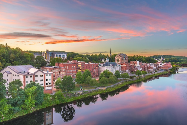 Augusta Maine USA centrum skyline op de Kennebec rivier