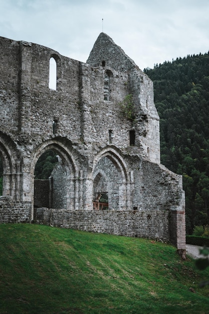 Foto l'abbazia di aulps è un ex monastero cistercense, nelle alpi francesi