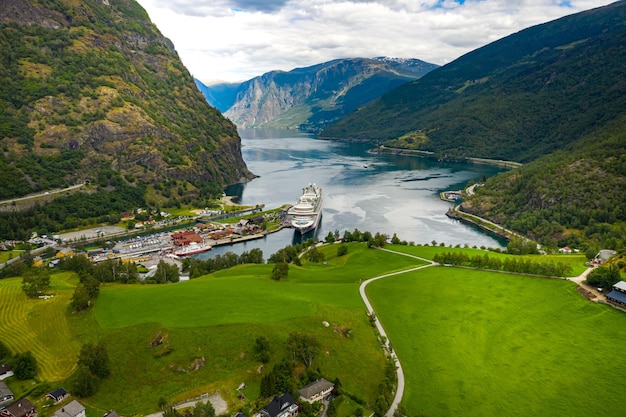 새벽의 Aurlandsfjord Town Of Flam