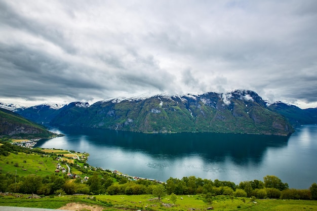 Flam 노르웨이의 Aurlandsfjord 마을입니다. 아름 다운 자연 노르웨이 자연 풍경입니다.