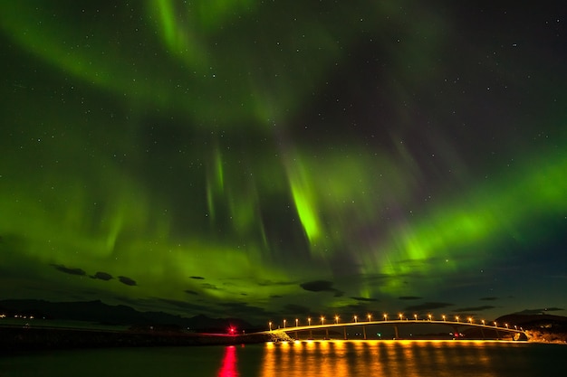 Aurora boreale, drammatiche luci polari sulle montagne del nord europa