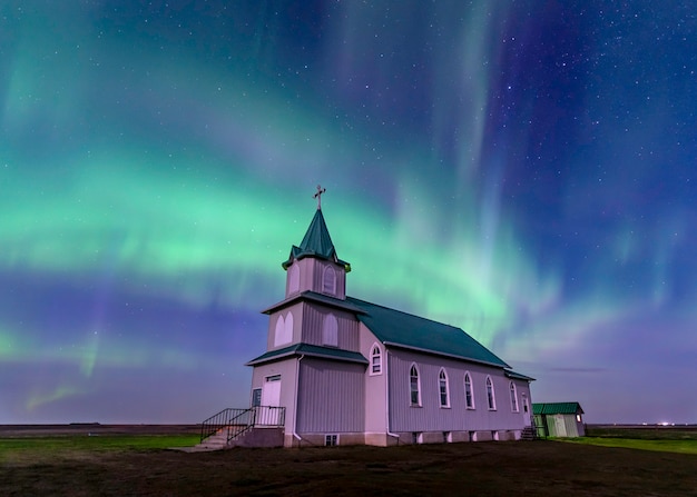 Aurora boreale sopra la storica chiesa luterana di pace nel saskatchewan, in canada