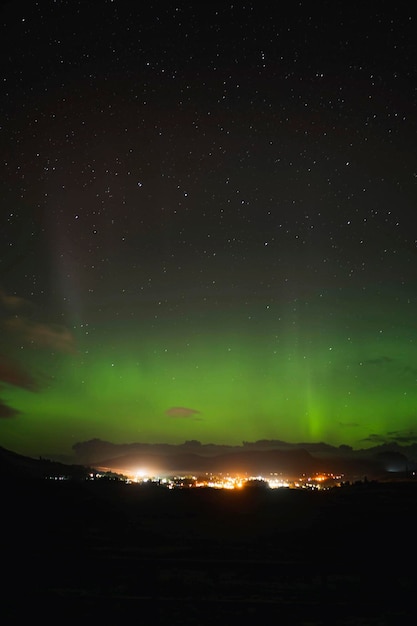 Aurora boreale sull'isola di skye in scozia