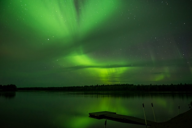 フィンランドの湖の上のオーロラ、ばかげた夜の風景