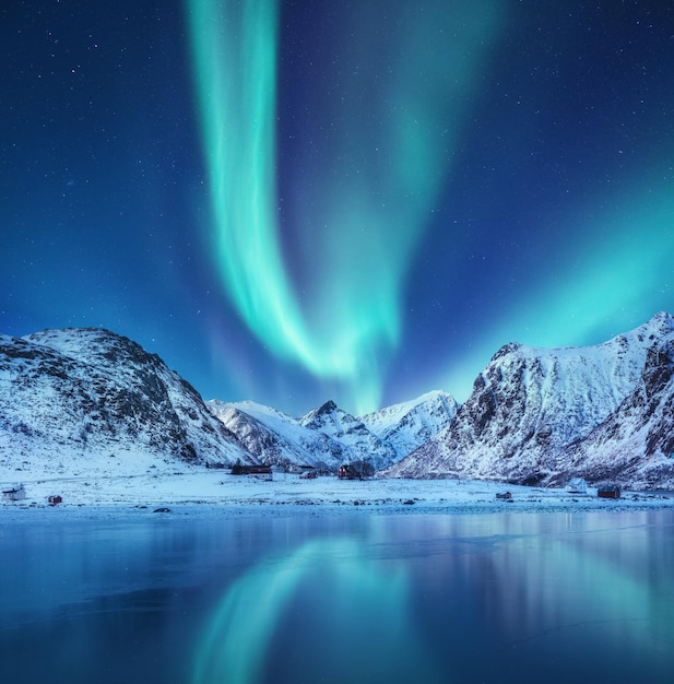 Lofoten 섬 노르웨이의 오로라 보 리 얼리스 산 위의 녹색 오로라 북극광이있는 밤 하늘 오로라와 수면에 반사 된 밤 겨울 풍경 Norwayimage