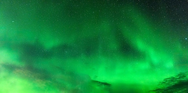 Aurora Borealis Noordelijke lichten gloeien met sterren op de nachtelijke hemel