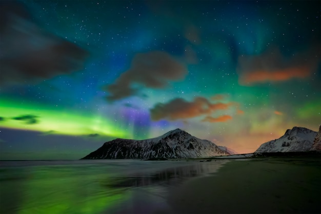 Aurora borealis noorderlicht. Lofoten eilanden, Noorwegen