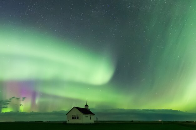 Aurora Borealis Northern Lights over historische Noord-Saskatchewan