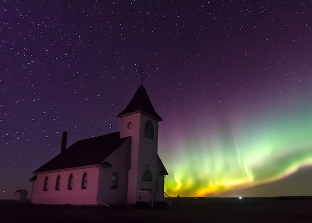 Aurora Borealis Northern Lights over historische Noord-Saskatchewan