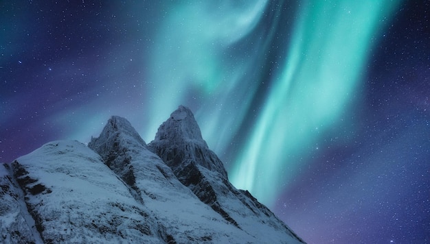 Foto aurora borealis op lofoten eilanden noorwegen groen noorderlicht boven bergen nacht winterlandschap met aurora natuurlijke achtergrond in noorwegen