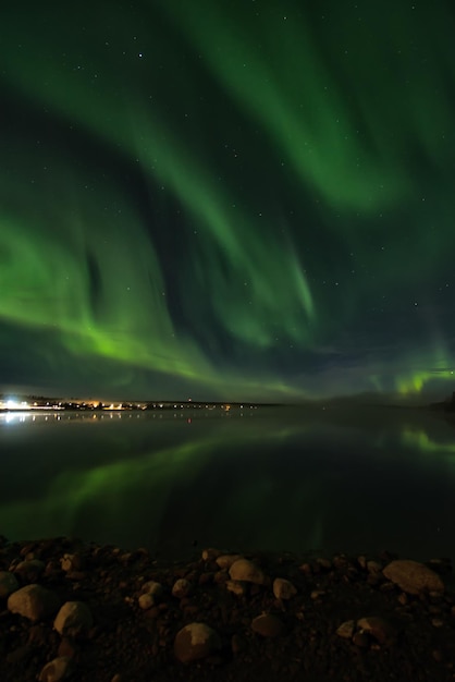 Aurora borealis over de rivier tegen de hemel's nachts