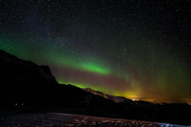 Aurora borealis over donker de bergen op de Lofoten-eilanden