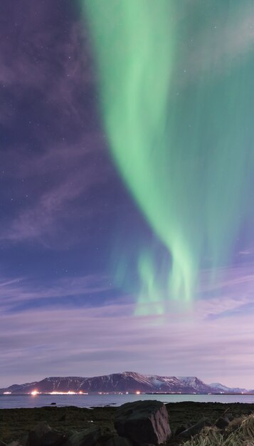 Aurora Borealis over een zwart zandstrand