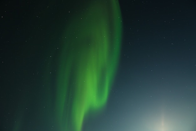 Foto aurora borealis tegen de sterrenhemel