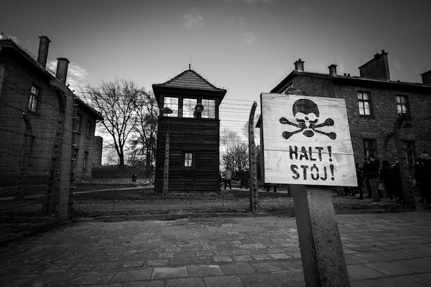 Photo auschwitz concentration camp fence and gates - the concept of horror