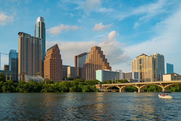 Austin, Texas, Verenigde Staten skyline van het centrum over de Colorado-rivier.