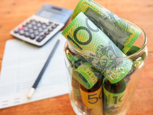 お金の概念を節約するためのオーストラリアの紙幣帳と計算機