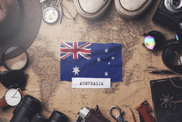 Foto bandiera dell'australia tra gli accessori del viaggiatore sulla vecchia mappa d'annata. colpo ambientale