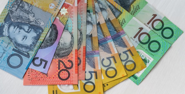 金融背景としてオーストラリア ドル紙幣の異なる色の紙幣 AUD 現金