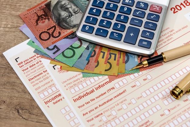Foto dollari australiani con calcolatrice e modulo fiscale