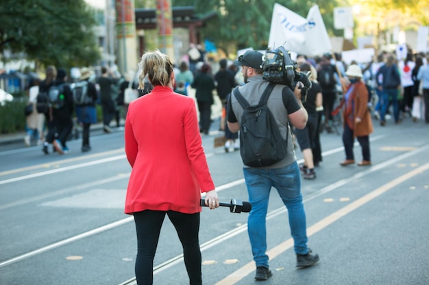 Foto la troupe televisiva australiana trasmette una protesta contro il cambiamento climatico all'aperto