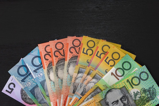 Australische dollarbankbiljetten in het donker