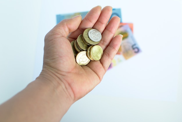 Australische in hand muntstukken en vage bankbiljetten