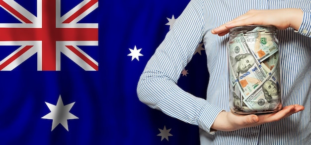 Australische nationale vlag en dollarbiljetten concept van wereldwijde handel op de beurs dalende en stijgende prijzen voor wereldvaluta