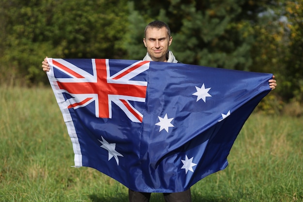 Australische vlag in de handen van een man