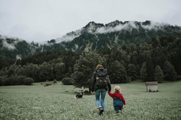 오스트리아, Vorarlberg, Mellau, 산에서 여행하는 어머니와 유아