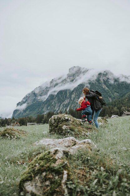 오스트리아, Vorarlberg, Mellau, 산에서 여행하는 어머니와 유아