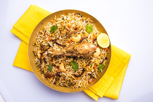 Photo authentic chicken biryani served in a bowl or plate. selective focus