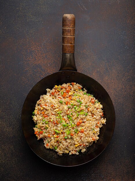 Photo authentic chinese and asian fried rice with egg and