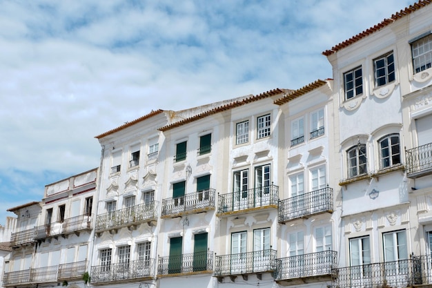 Autentici edifici classici con facciate vintage nel centro di evora in portogallo