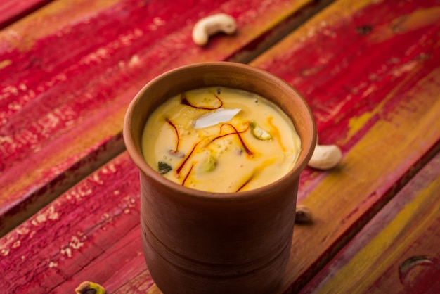ラッシーと呼ばれる豆腐ミルクとマライで構成された本格的なインドの冷たい飲み物