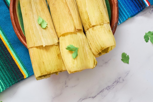 Foto autentici tamales messicani con mais e pollo cibo messicano