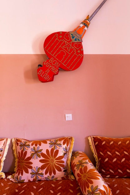 Photo authentic moroccan bedroom in traditional riad with red light