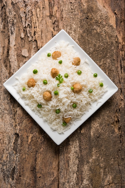 Photo authentic paneer or soya bean or green peas pulav or vegetables rice or veg biryani with paneer cubes and soya chunk, selective focus