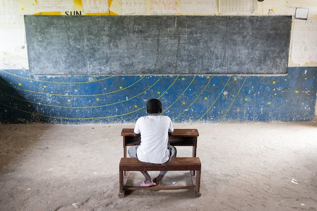 Autentica scuola povera con bravi ragazzi dentro