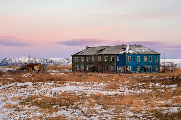 Autentico villaggio del nord russo, vecchie case di legno fatiscenti, aspra natura artica. teriberka.