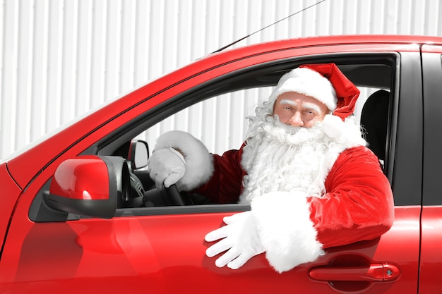 Photo authentic santa claus looking out of car window