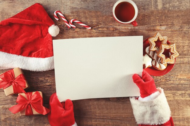 Autentico babbo natale con lettera al tavolo di legno