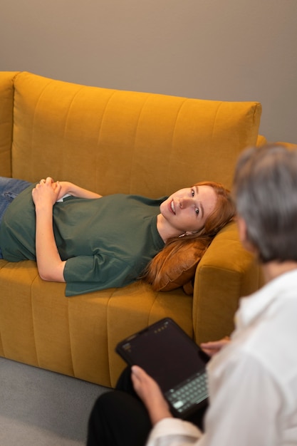 Photo authentic scene of young person undergoing psychological therapy