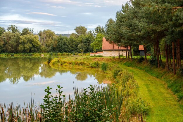 Photo authentic stone house near a calm lake