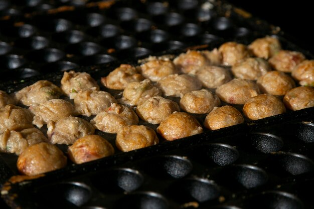 Подлинные шары Такояки из Осаки Такояки - это японская еда, приготовленная из пшеничной муки и осьминога